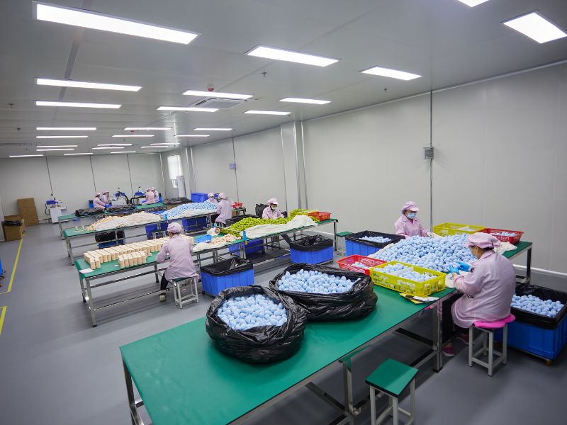 GMP 인증 시설에서 생산된 다양한 색상과 저자극성 메이크업 스펀지.