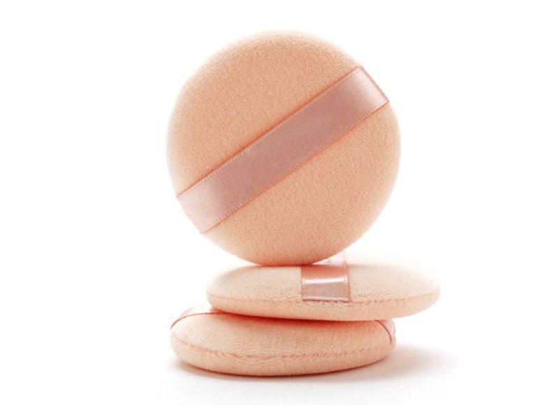 Premium velvet compact powder puff offering smooth powder pickup and even makeup finish. Ideal for cosmetic brands, makeup manufacturers, and custom beauty packaging solutions.